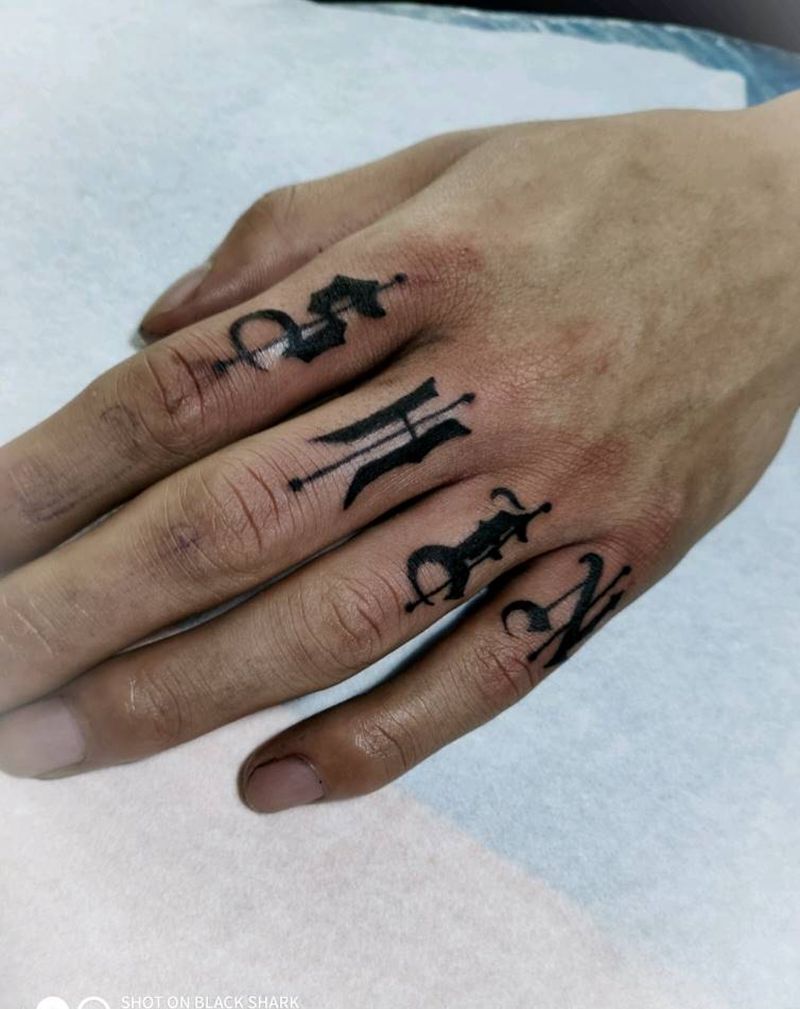 手指花体字纹身图片