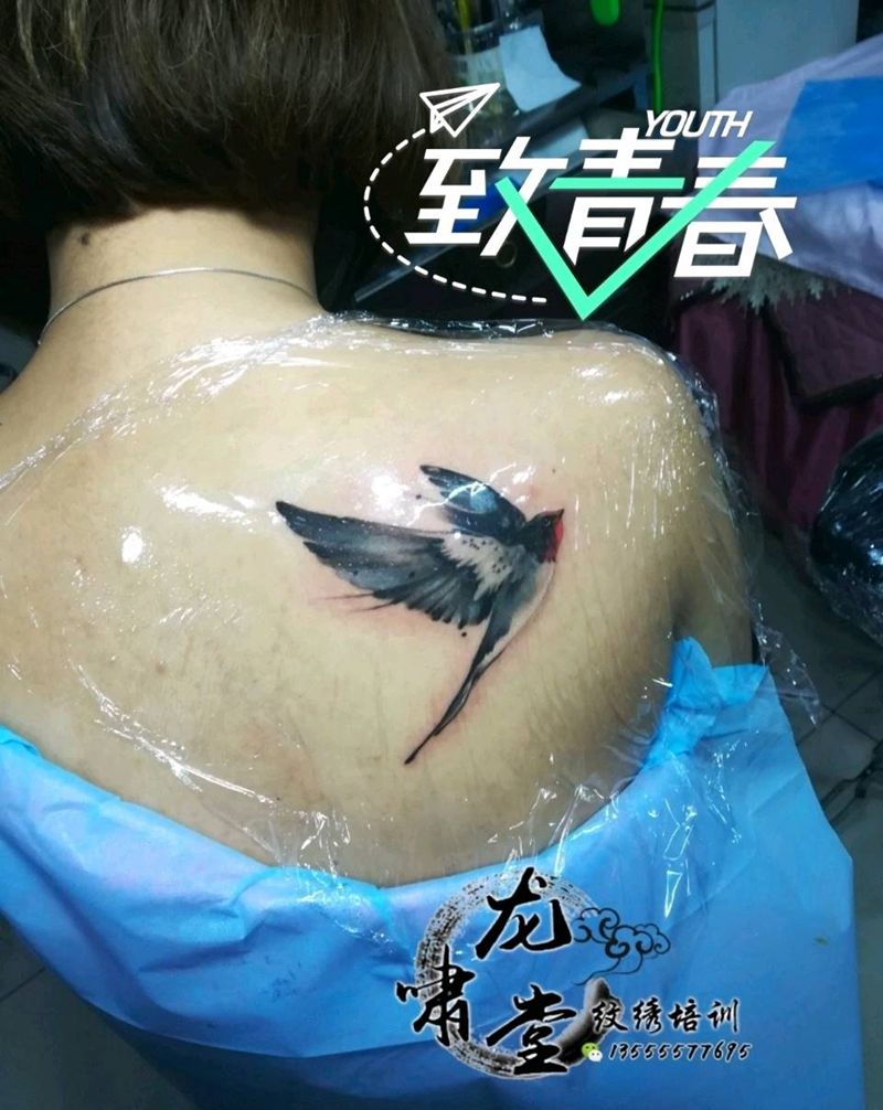 燕子纹身图片_肩部背部水彩纹身图案
