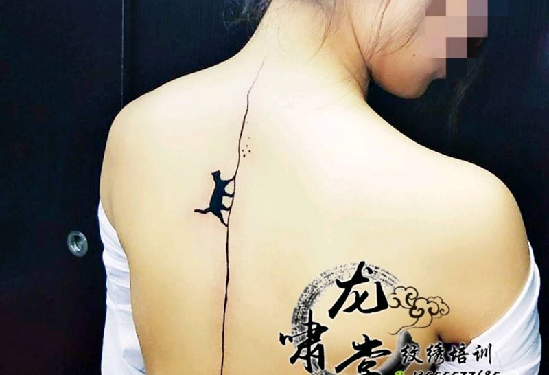 唯美小黑暗纹身图片_背部纹身图案