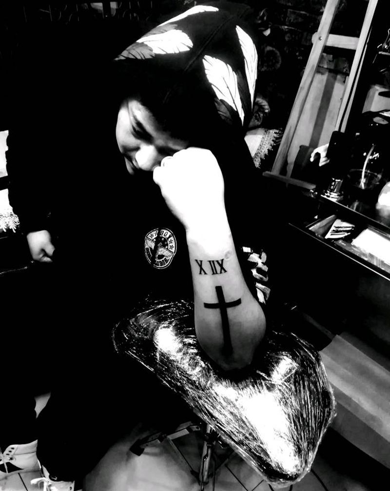 小臂十字纹身图片