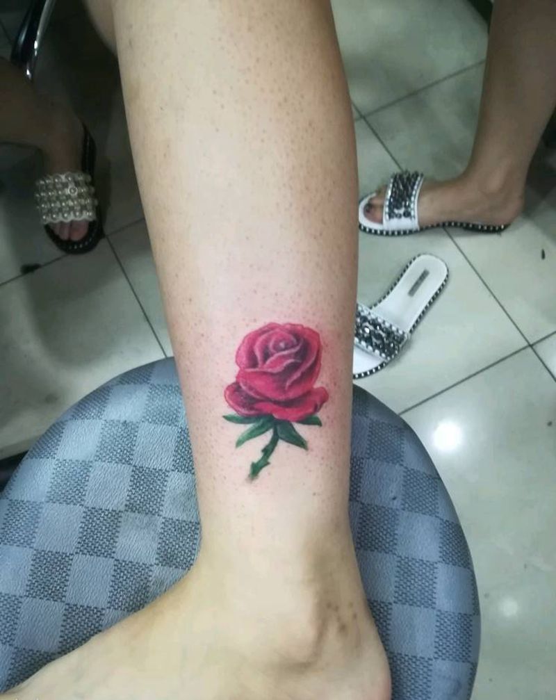 脚踝小玫瑰纹身图片