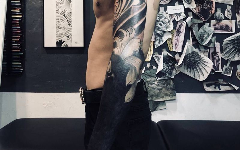 沟通过很多次了，执意要涂黑臂，只能这样了纹身图片_图腾欧美手臂成品纹身图案