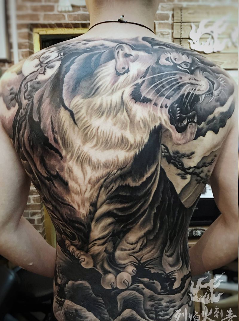 上山虎纹身图片_背部水墨纹身图案