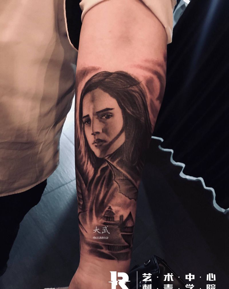 哈利波特赫敏包小臂纹身图片_手臂欧美写实纹身图案