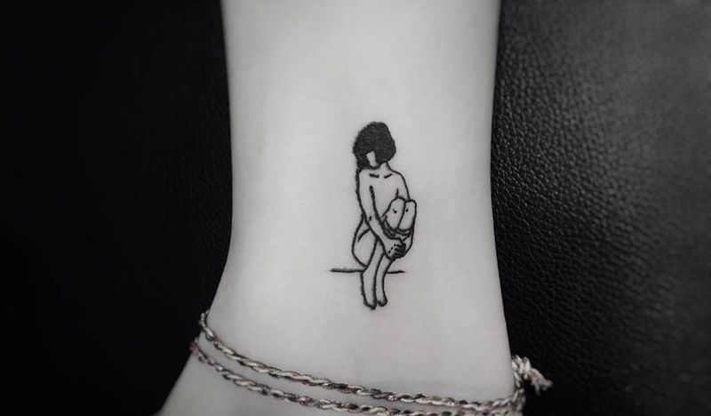 孤独的小女孩纹身图片_人物字符清新腿部脚部成品纹身图案
