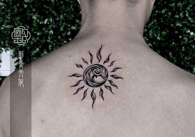 背部纹身图片_背部点刺几何纹身图案