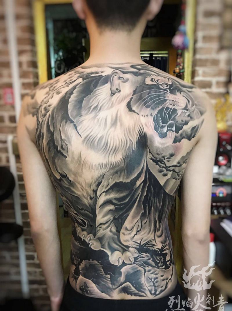 山上有大虫纹身图片