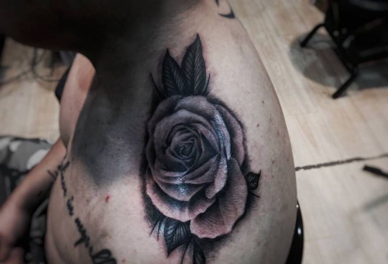 玫瑰纹身图片_成品手稿颈部肩部欧美写实传统植物纹身图案