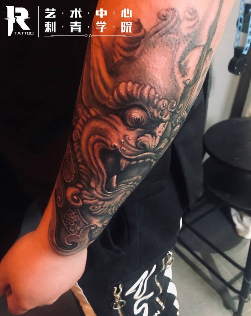 唐狮？谛听？纹身图片_手臂新传统欧美写实唐狮纹身图案