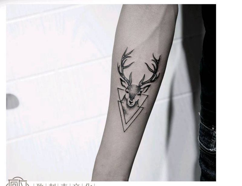 小臂内侧纹身图片_手臂几何点刺鹿纹身图案