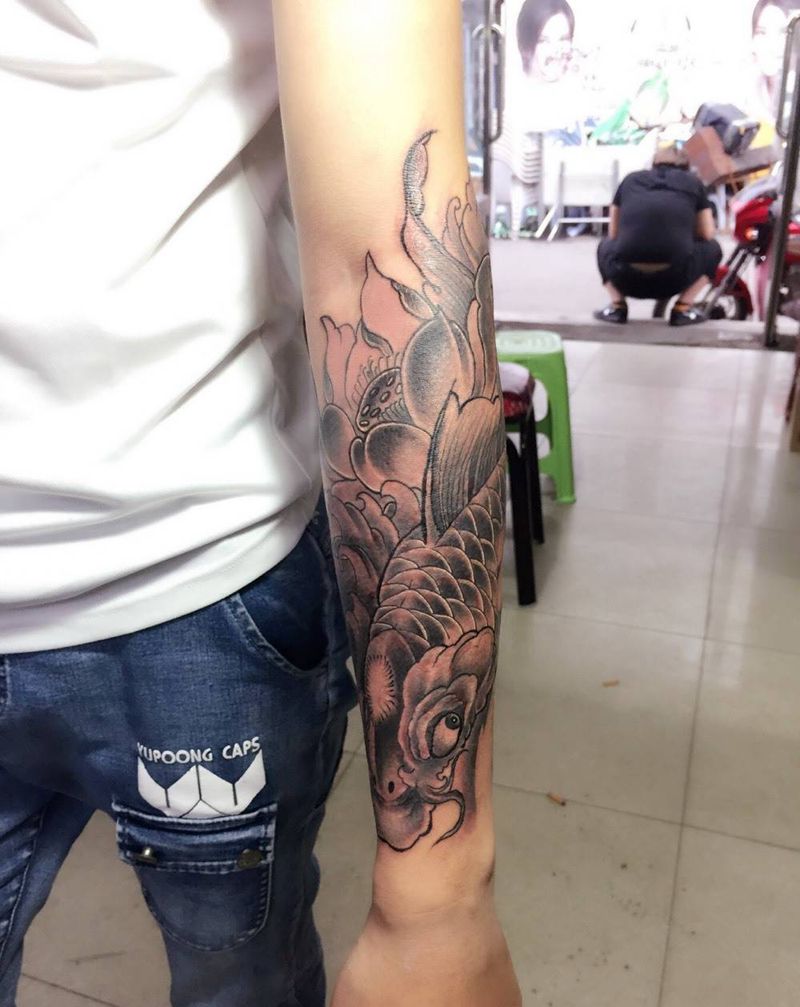 鲤鱼遮盖小臂烟花纹身图片