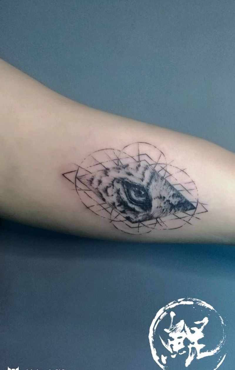 大臂内侧纹身图片_手臂肖像清新写实几何动物原创成品手稿纹身图案