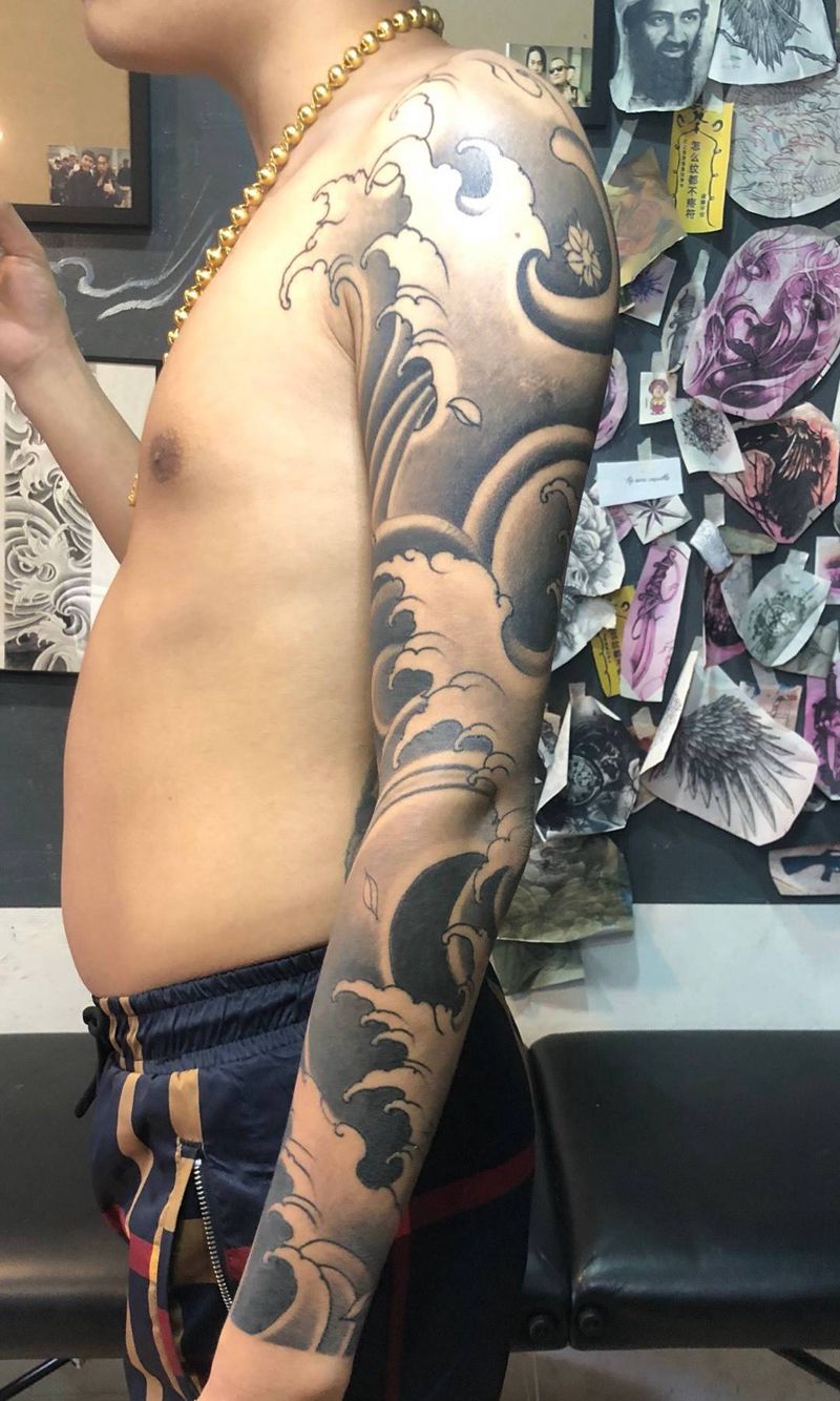 无ps恢复后水浪花臂纹身图片_原创传统手臂成品纹身图案