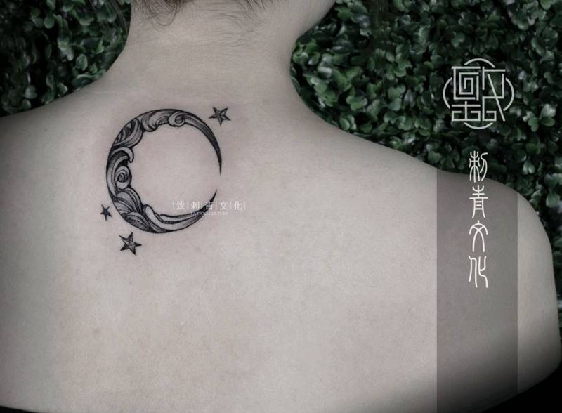 背部纹身图片_背部几何点刺纹身图案