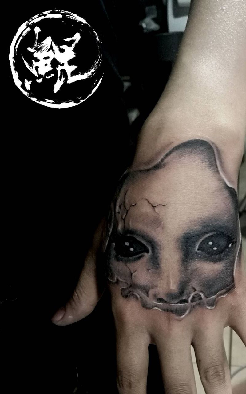 手背纹身图片_手部写实人物鬼神原创成品纹身图案