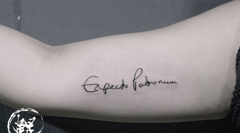 大臂纹身图片_手臂清新字符图腾原创成品纹身图案