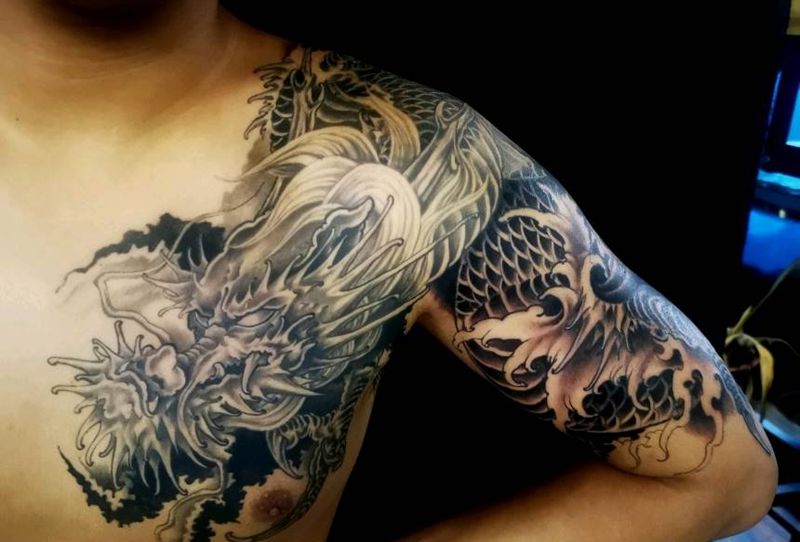 过肩龙纹身图片_肩部手臂新传统老传统纹身图案
