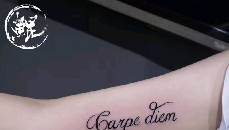 大臂纹身图片_手臂清新字符图腾原创成品纹身图案