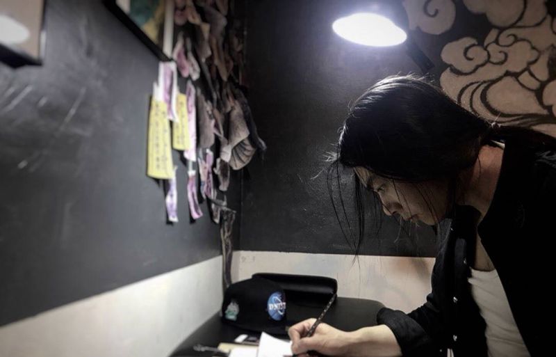 成长被岁月磨平了棱角，只是不愿刺伤身边的人……纹身图片_插画人物字符原创纹身图案