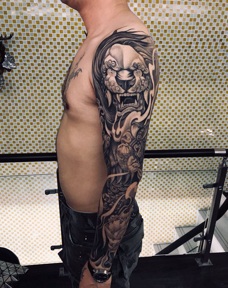 福狮花臂恢复后的照片纹身图片