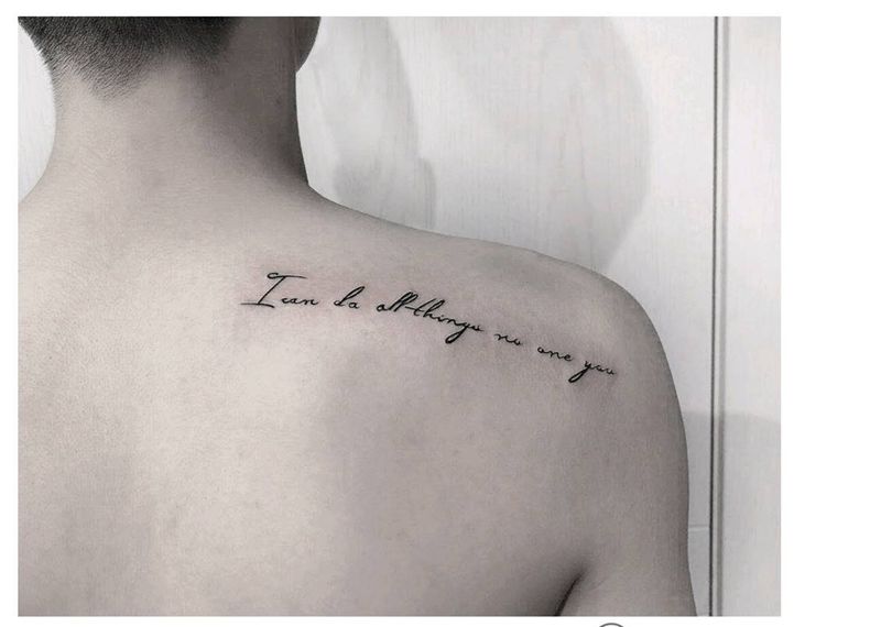 肩胛骨纹身图片_肩部图腾花体字纹身图案