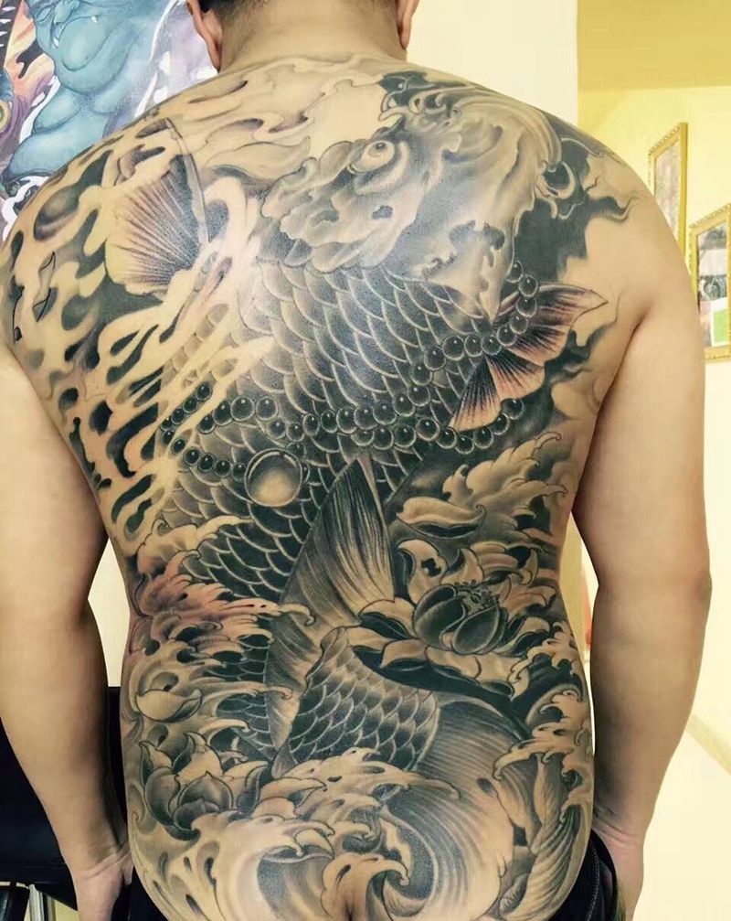鲤鱼满背纹身图片