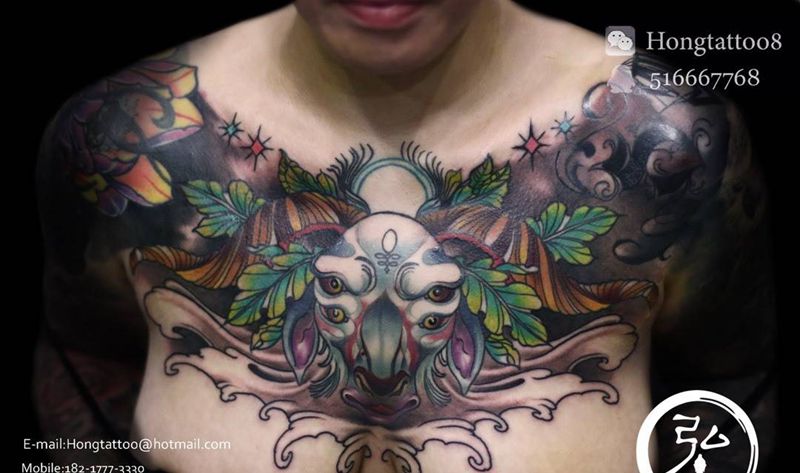 美女纹身师的胸花纹身图片