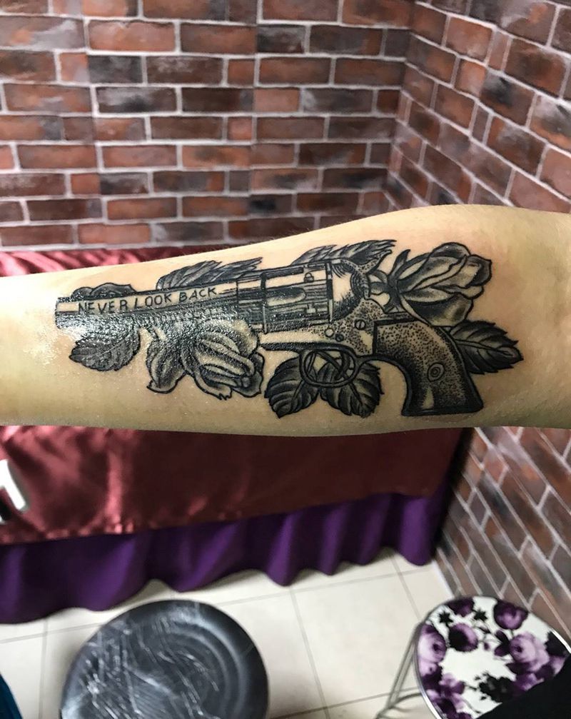小臂手枪纹身图片