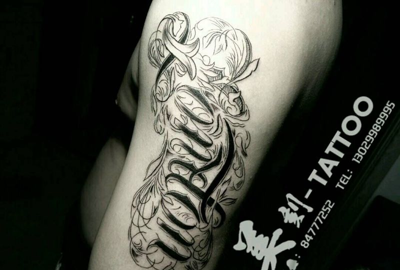 卡奇诺花体字纹身图片_肩部胸部背部手臂腿部欧美清新几何字符植物纹身图案