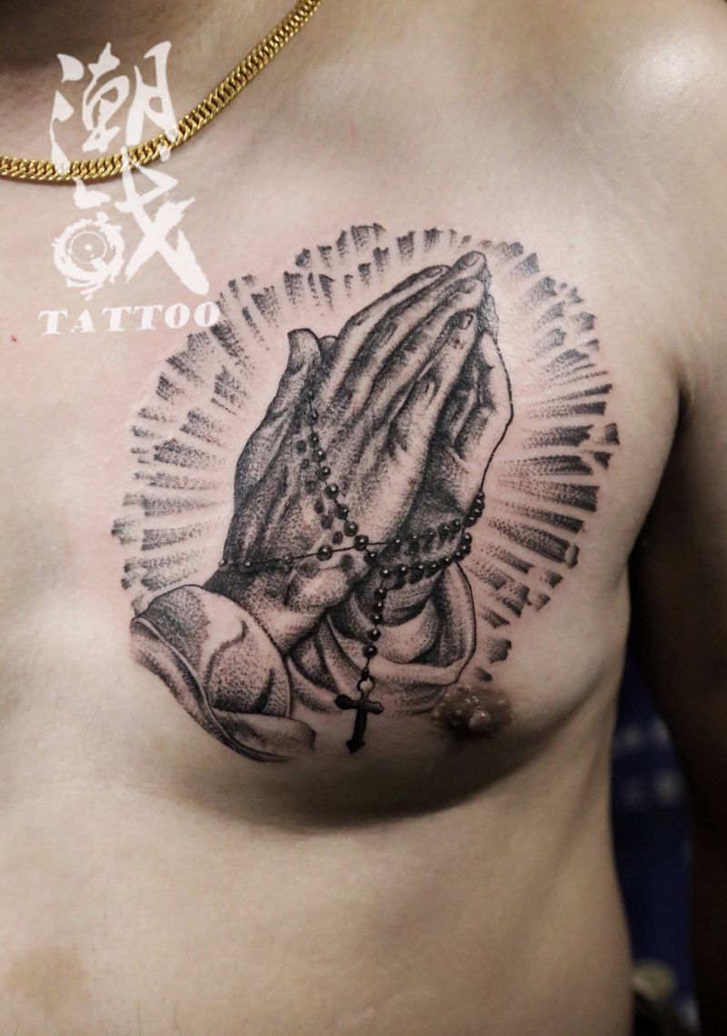 祈祷之手纹身图片_胸部欧美写实纹身图案