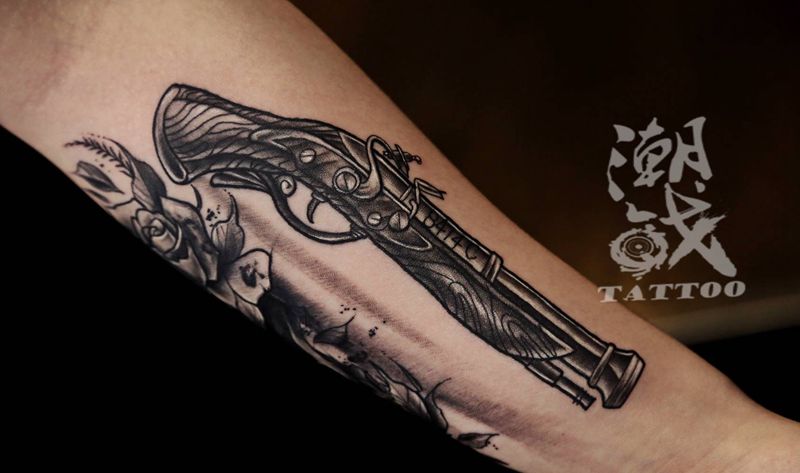 Biubiu纹身图片_手臂欧美写实手枪纹身图案