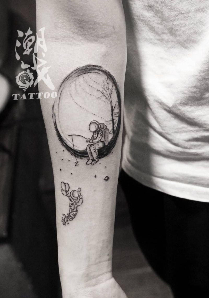 宇航员的爱情纹身图片_手臂欧美写实点刺宇航员纹身图案