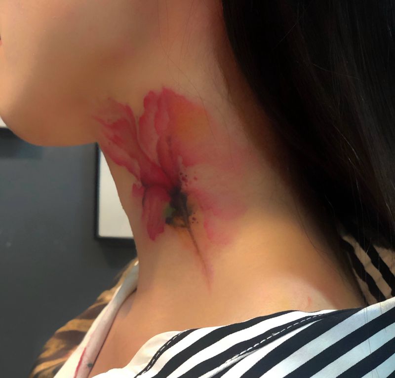 罂粟花纹身图片_颈部水彩纹身图案