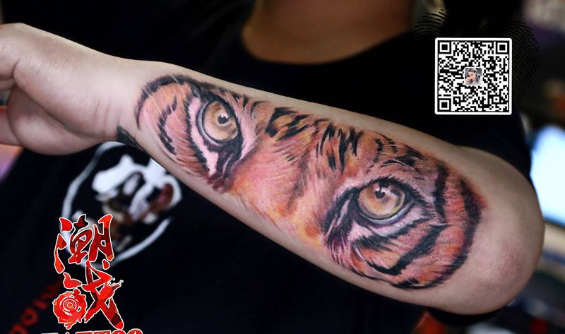 虎视眈眈纹身图片_手臂欧美写实老虎纹身图案