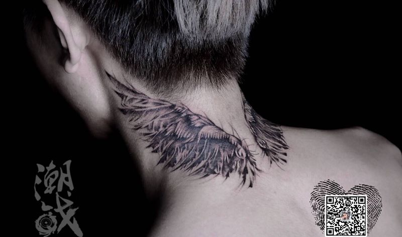 拥有翅膀的男孩纹身图片_颈部欧美写实翅膀纹身图案
