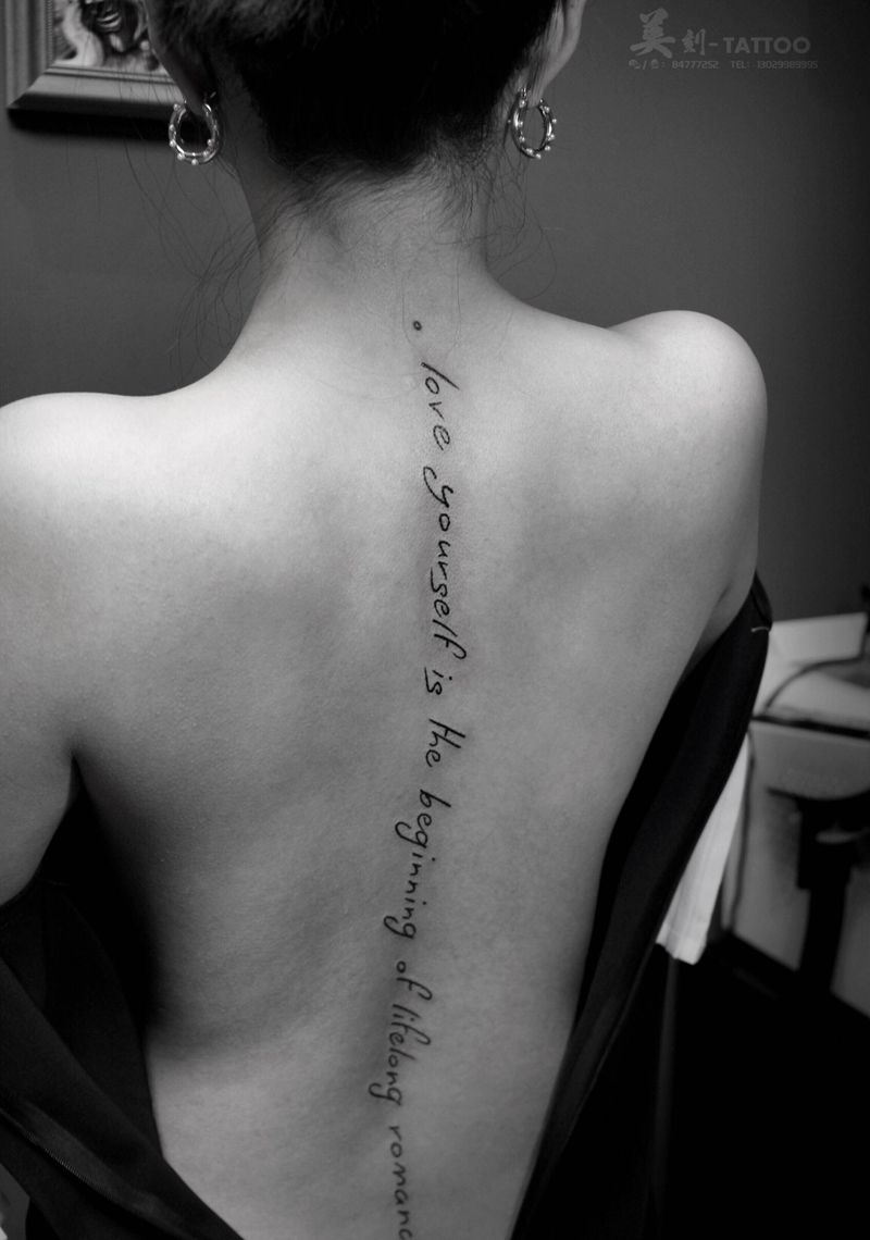 脊柱英文纹身图片_背部花体字纹身图案
