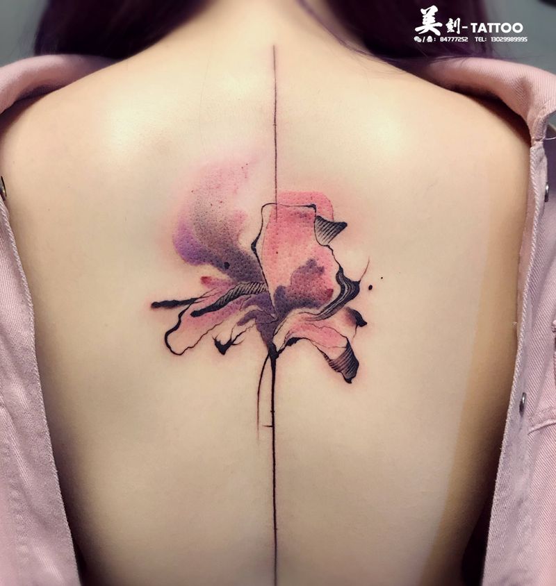 脊柱花纹身纹身图片_背部水彩纹身图案