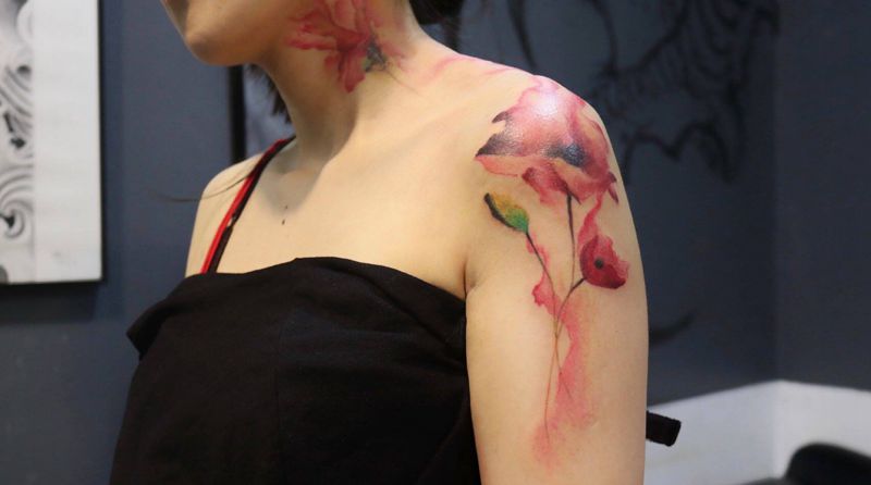罂粟花纹身图片_肩部手臂水彩纹身图案