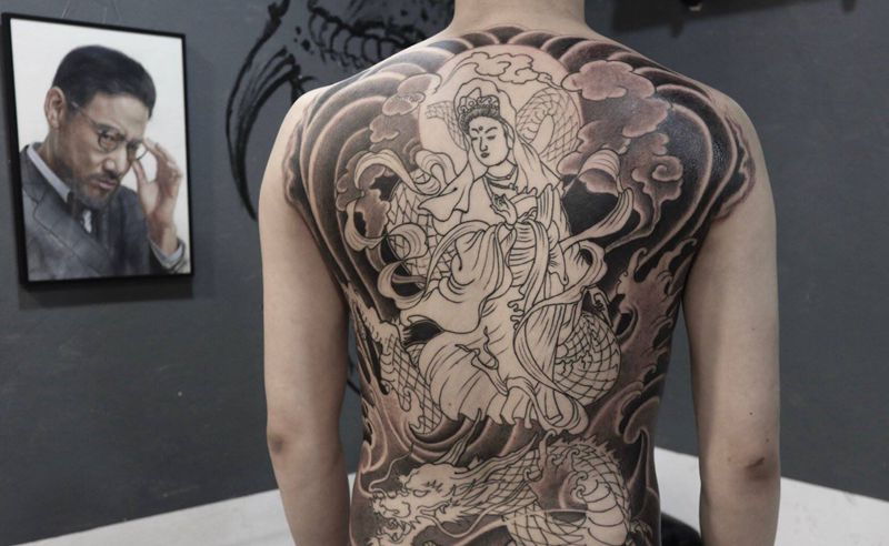 观音踏龙纹身图片_背部新传统纹身图案