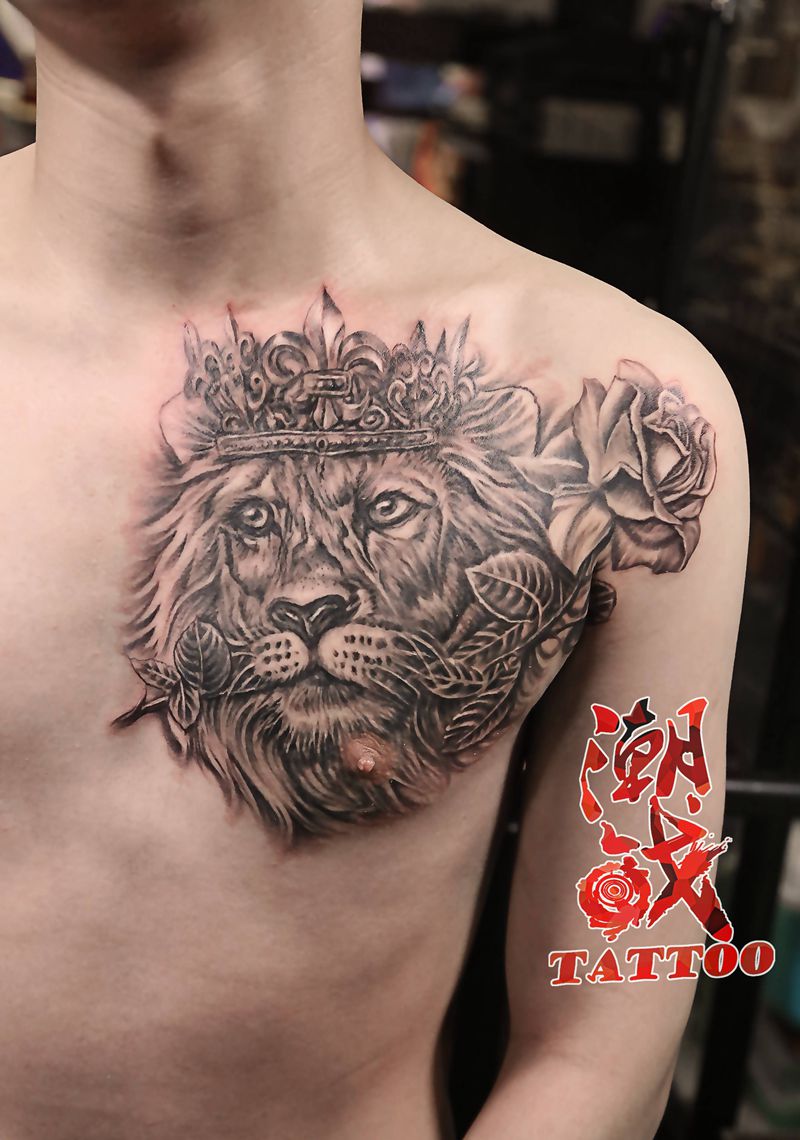 狮子也有温柔时纹身图片_胸部欧美写实狮子纹身图案
