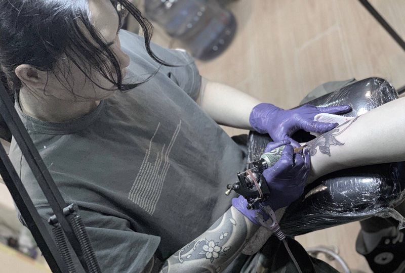 金鱼纹身图片_脚部腿部纹身图案