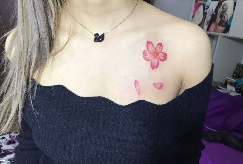 美女胸前小花纹身图片