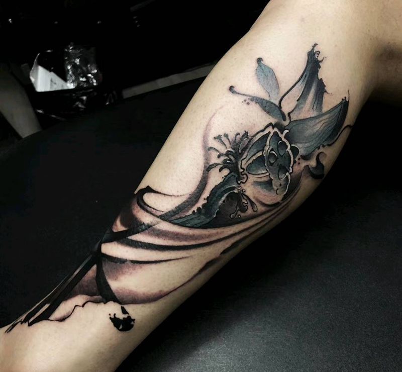 水墨 莲纹身图片_腿部水墨纹身图案