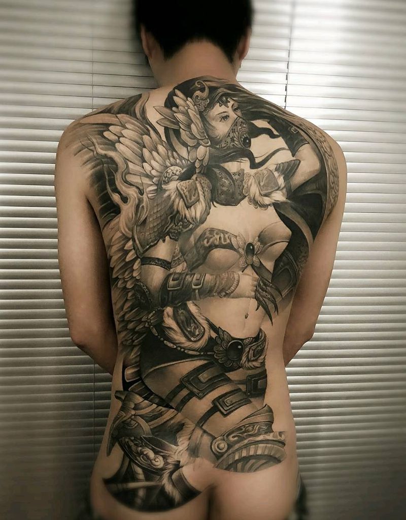 满背纹身图片_背部欧美写实新传统纹身图案