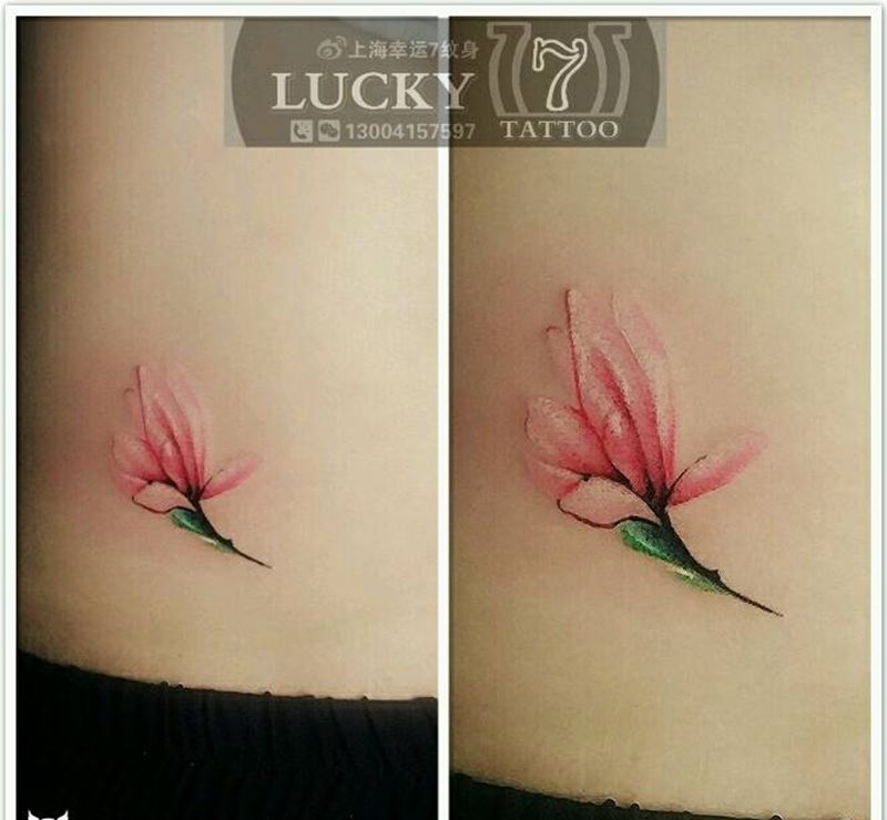 盖疤|小花|幸运7纹身纹身图片_腰部清新植物彩色成品纹身图案