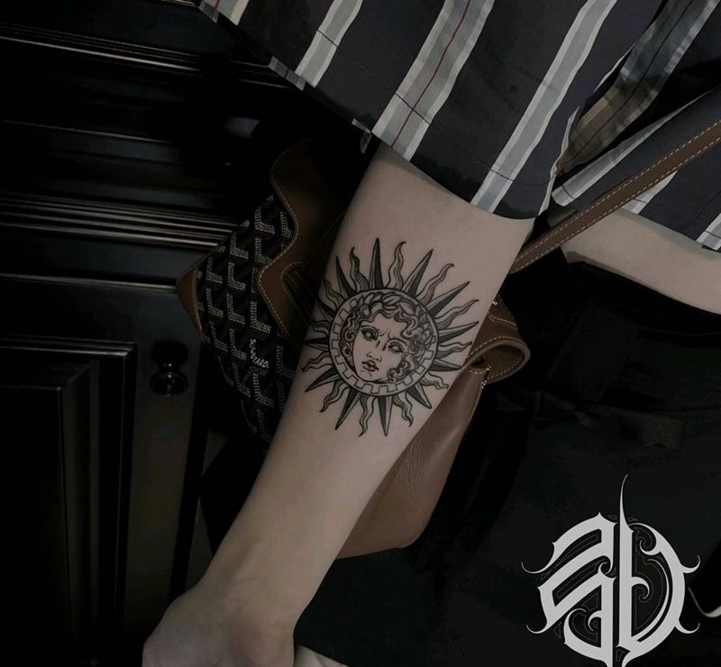 美杜莎纹身图片_手臂点刺几何纹身图案