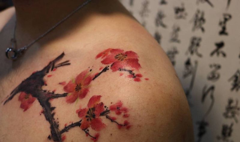 梅花（遮盖修改作品）纹身图片_胸部肩部水彩水墨纹身图案