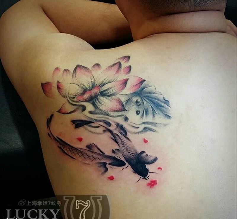 水墨鱼|莲花|幸运7纹身纹身图片_背部国画彩色水墨成品纹身图案