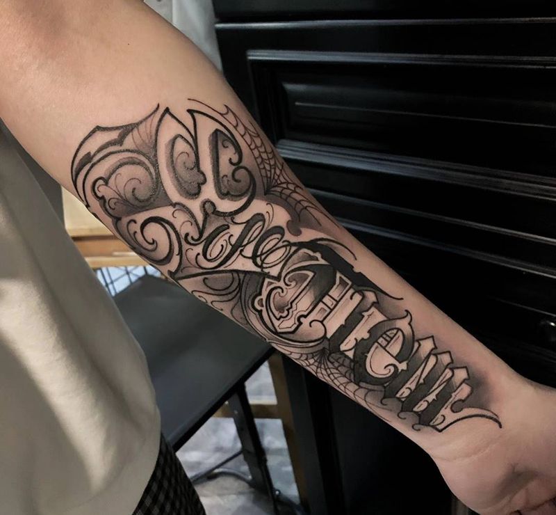 花体字纹身图片_手臂花体字纹身图案