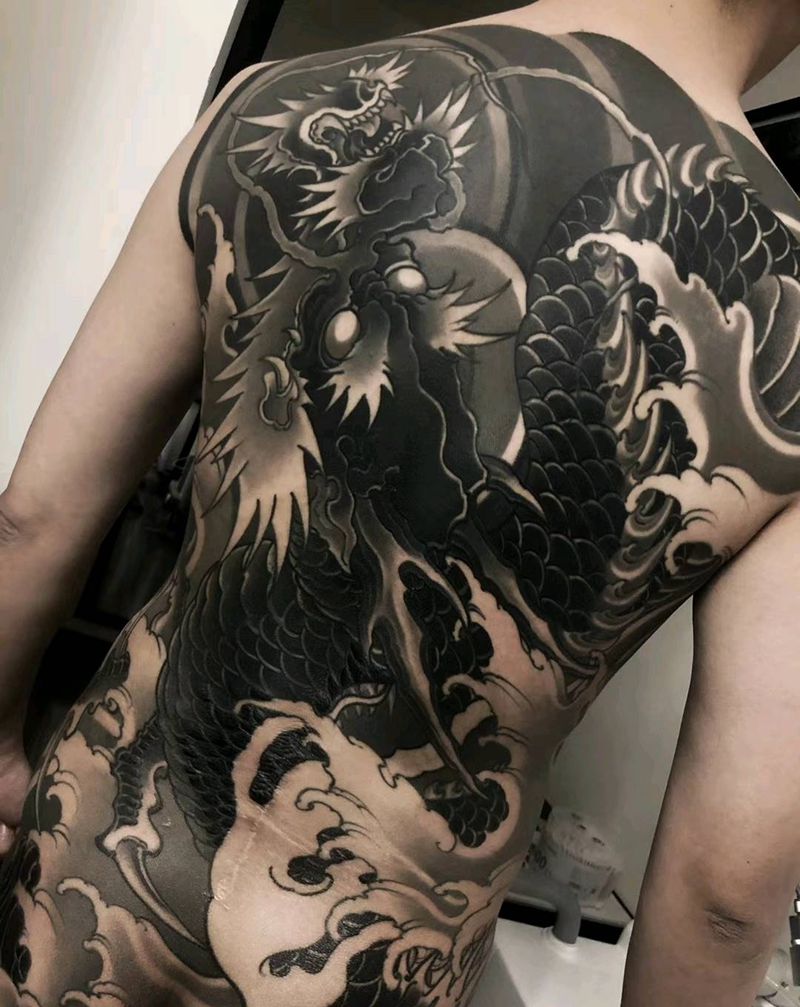 龙背 未完纹身图片_背部老传统纹身图案